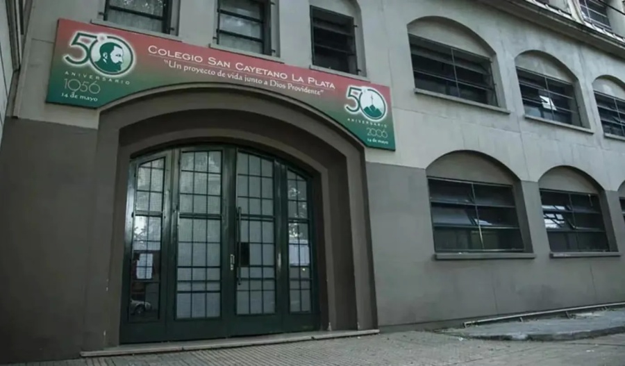 Denunciaron que un alumno del San Cayetano vendió al exterior fotos de sus compañeras desnudas creadas con IA