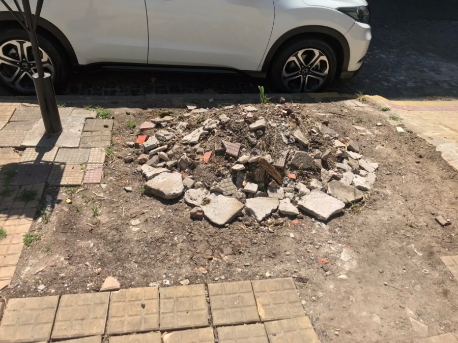 Un vecino de 3 y 62 está cansado de los escombros que le tiran en la puerta de su casa