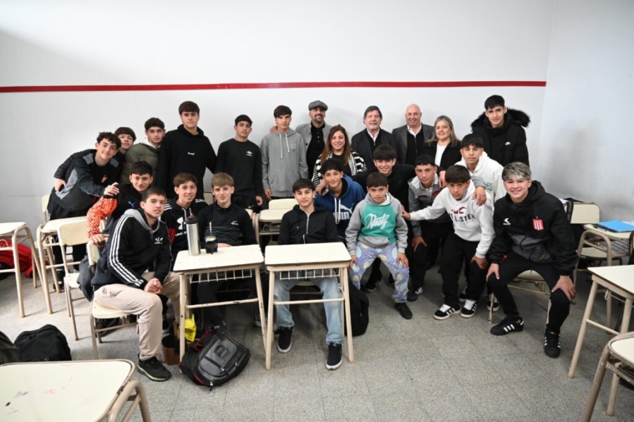 ¿Las secuelas de la foto de Milei?: Estudiantes oficializó un proyecto y ratificó su compromiso social 