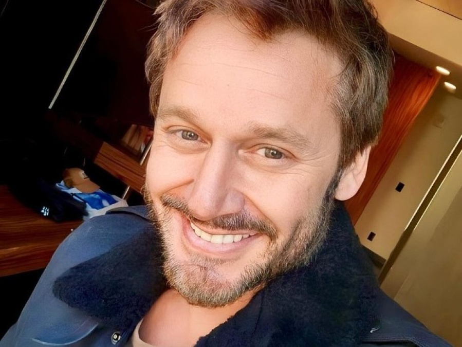 Benjamín Vicuña pasó por el teatro, habló sin filtros y llenó de piropos a su nueva novia: ”Tengo mucho más en la vida”