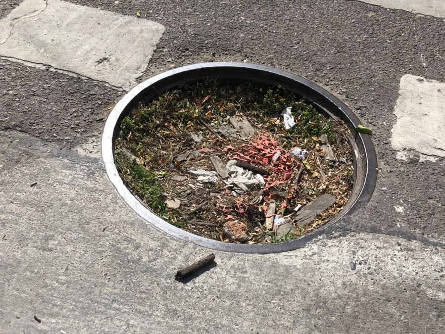 En 45 y 10 piden que se arregle una boca de tormenta que ya no se usa