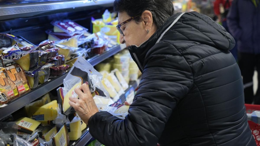 Los salarios cayeron 13% y el leve repunte mensual no alcanzó para recuperar el poder adquisitivo
