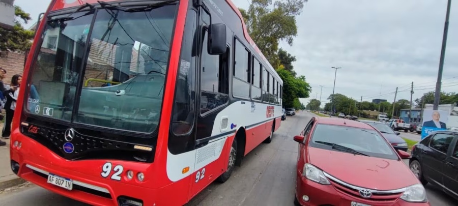 Un pasajero terminó herido tras el impacto de un fierro contra un colectivo en La Plata