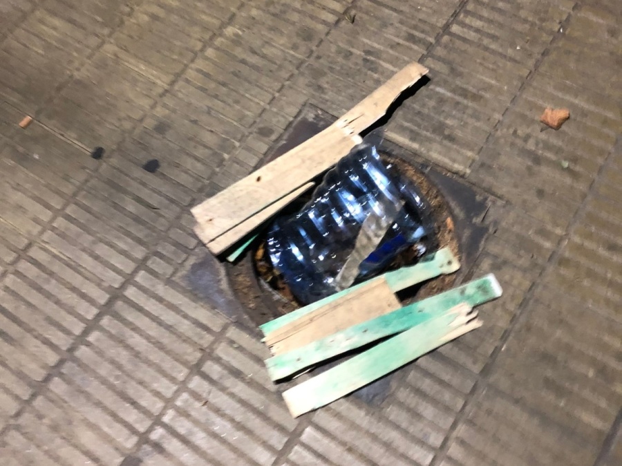 En Diagonal 74 y 46: ”Hace meses que está este agujero en la vereda”