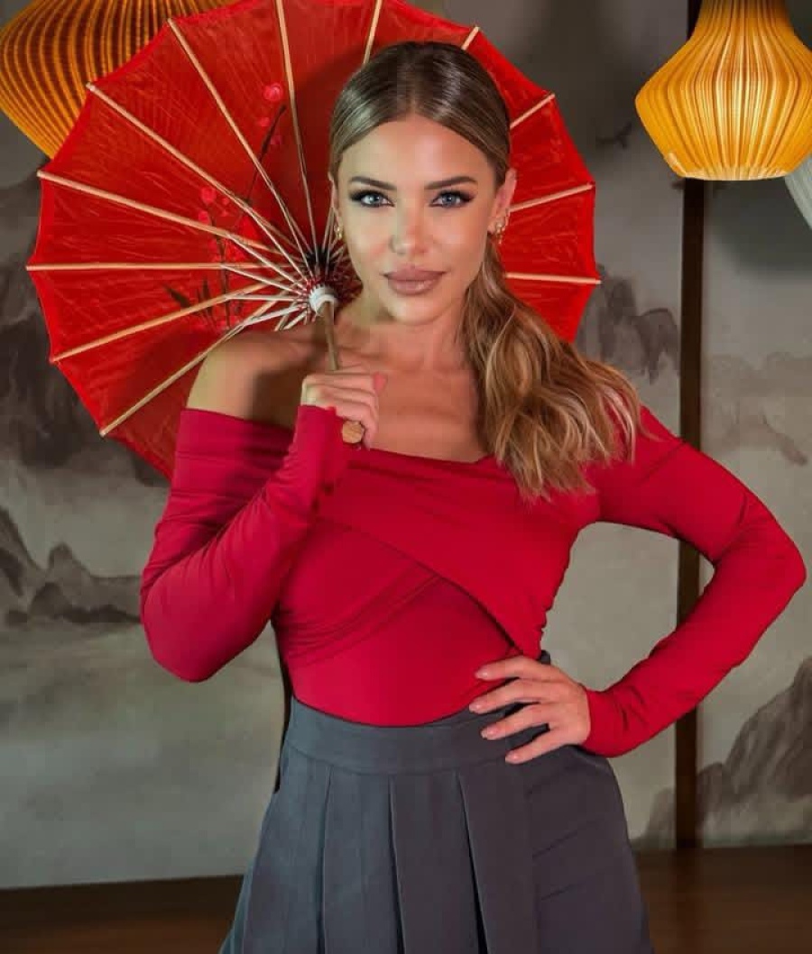 Evangelina Anderson se adelantó al otoño con un escote trendy del 2025