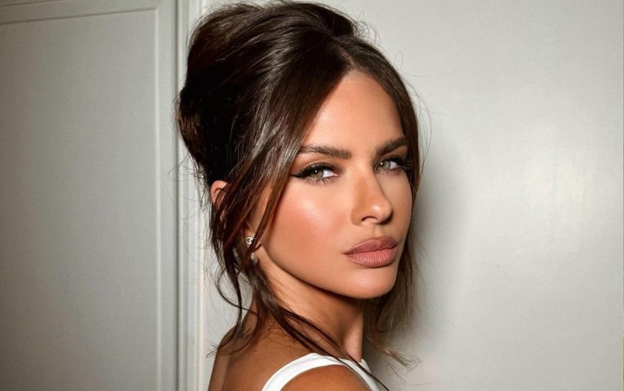 El tremendo look que clavó la China Suárez para estrenar su película: mini vestido blanco, tonos bronce y joyas