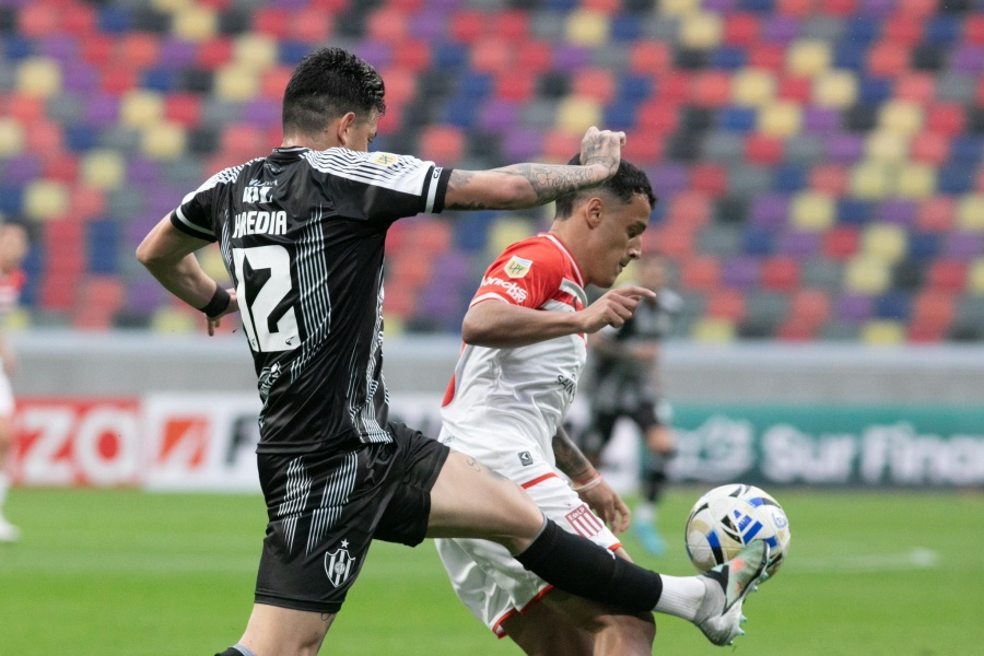 Estudiantes mostró una pálida imagen y volvió de Santiago del Estero con las manos vacías