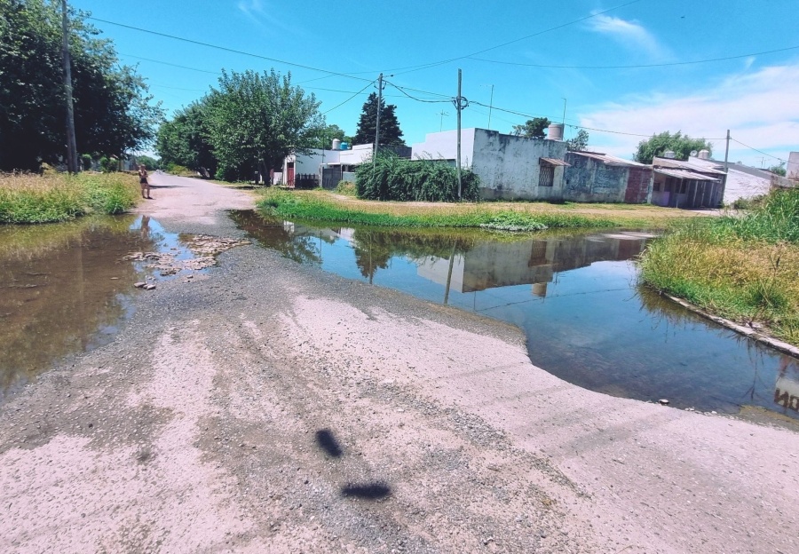 Reclaman por una ”laguna” que rompe el pavimento en una esquina de Los Hornos