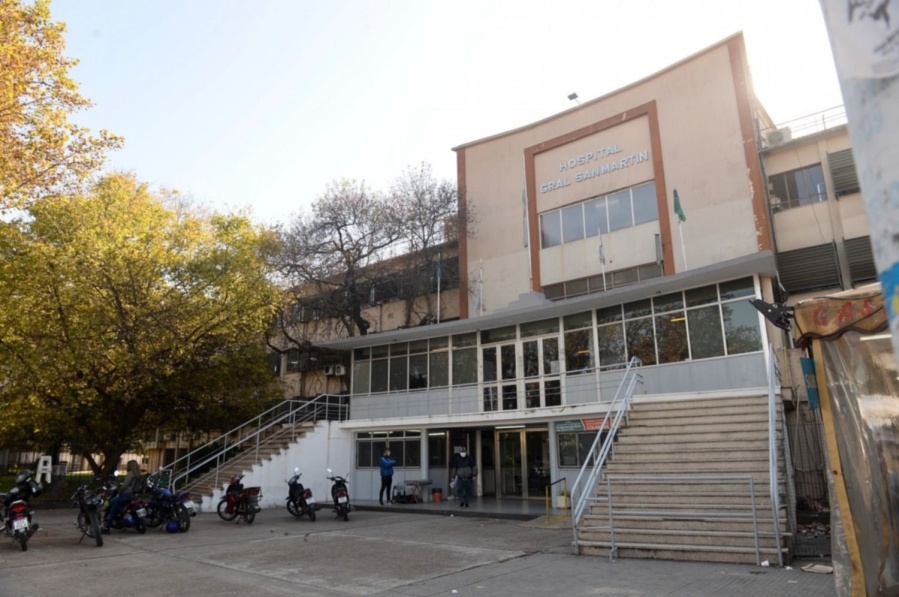 Motochorros le robaron el celular a un hombre en La Plata y le dispararon: la víctima fue derivada al Hospital San Martín