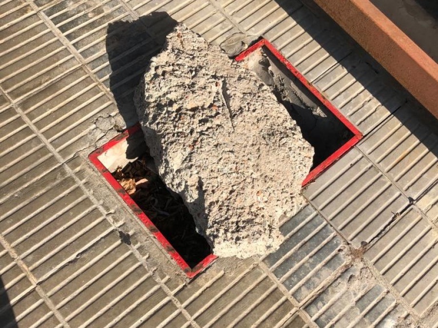 En diagonal 77 y 3 piden que los vecinos se hagan cargo y tapen un pozo en la vereda