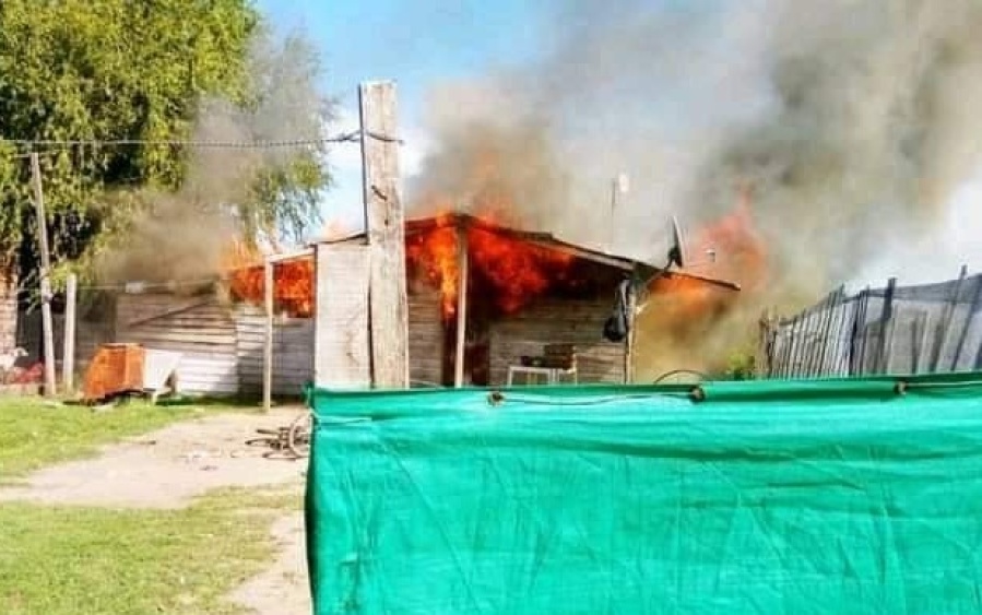 Una madre platense de cinco hijos perdió todo en un incendio y necesita ayuda