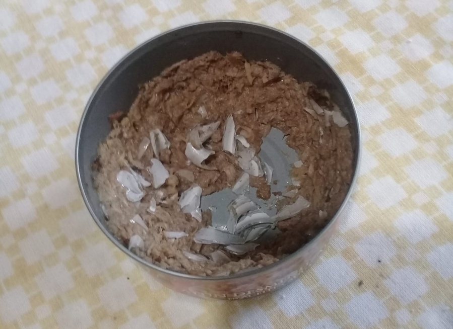 Preocupación en Gonnet por potes de atún con vidrio molido que ponen en peligro a los animales de la zona