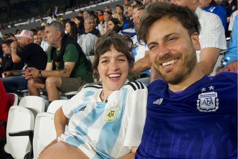 Candela Vetrano y Andrés Gil revelaron el sexo de su bebé en una fiesta con amigos y usaron una terrible foto para decorar