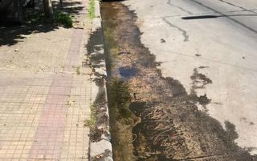 Una gran pérdida de agua preocupa a los vecinos de 47 entre 30 y 31