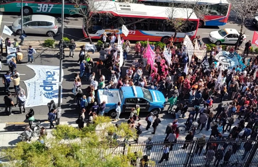 Docentes de la UNLP marcharon para pedir mejores salarios y rechazar el veto a la Ley de Financiamiento