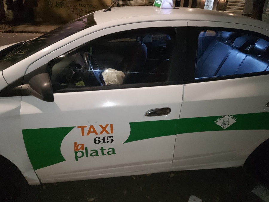 Un viaje que terminó antes de tiempo en La Plata: una discusión y una pasajera herida