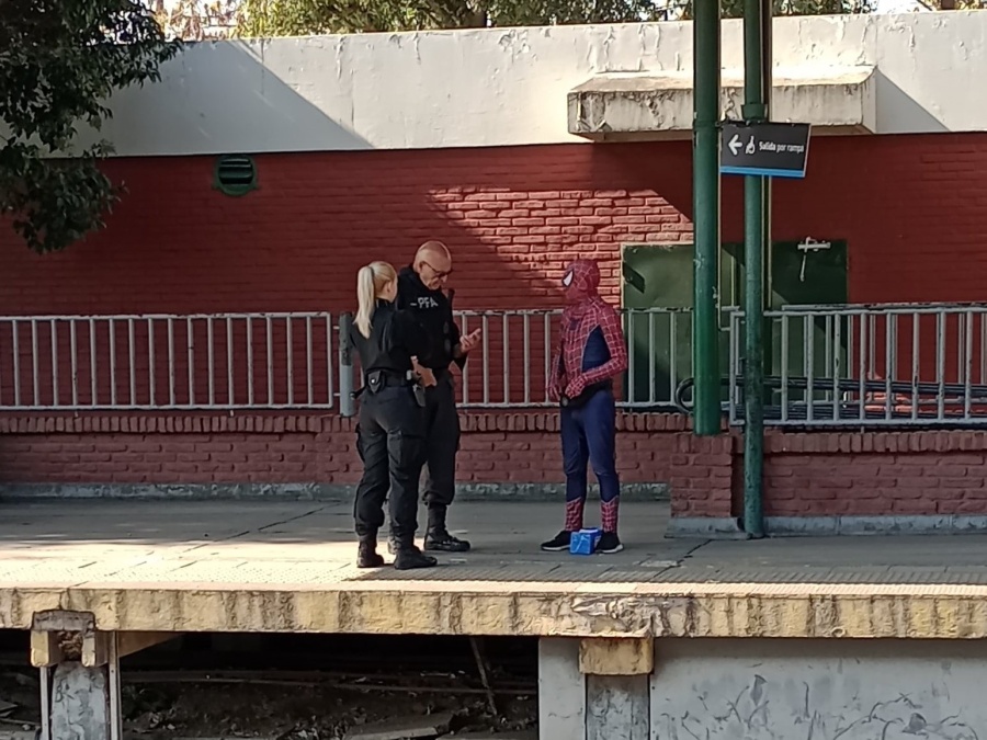 El Hombre Araña apareció en el Tren Roca, la policía lo interrogó y fue furor en las redes: “Está complicado laburar”