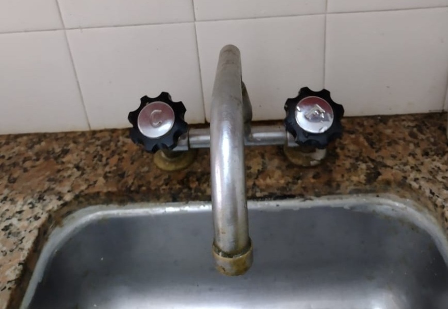 Varios vecinos de Villa Elisa reclaman la falta de agua: ”No alcanza”