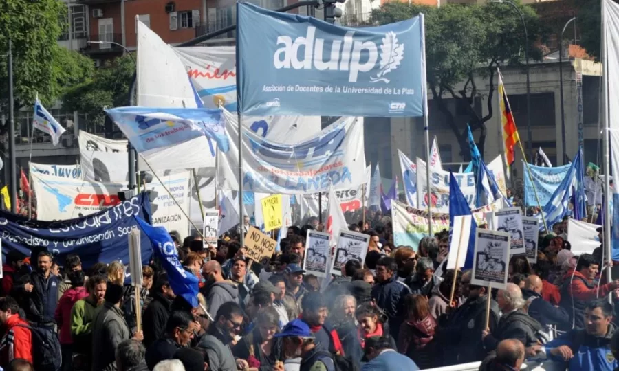 Docentes universitarios paran una semana en reclamo de paritarias y aumento salarial
