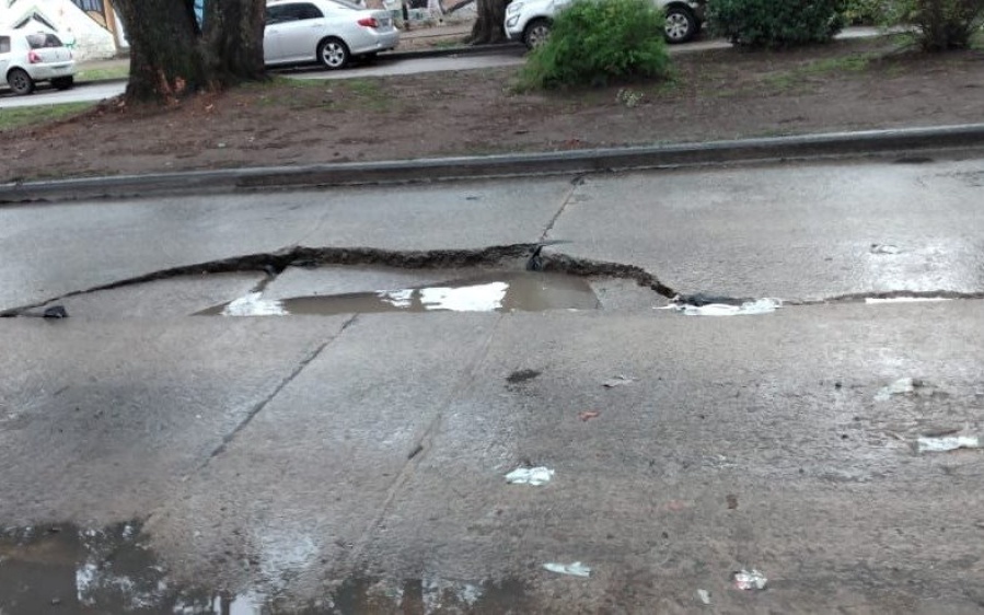 En 68 y 12 un gran bache enfureció a los vecinos: ”Es peligroso y no hay respuestas”