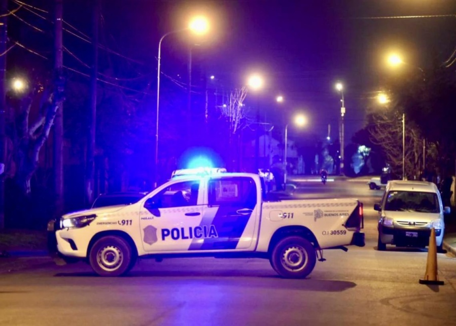 Conmoción por la muerte de un joven en Los Hornos tras un choque con un colectivo: Buscan al conductor