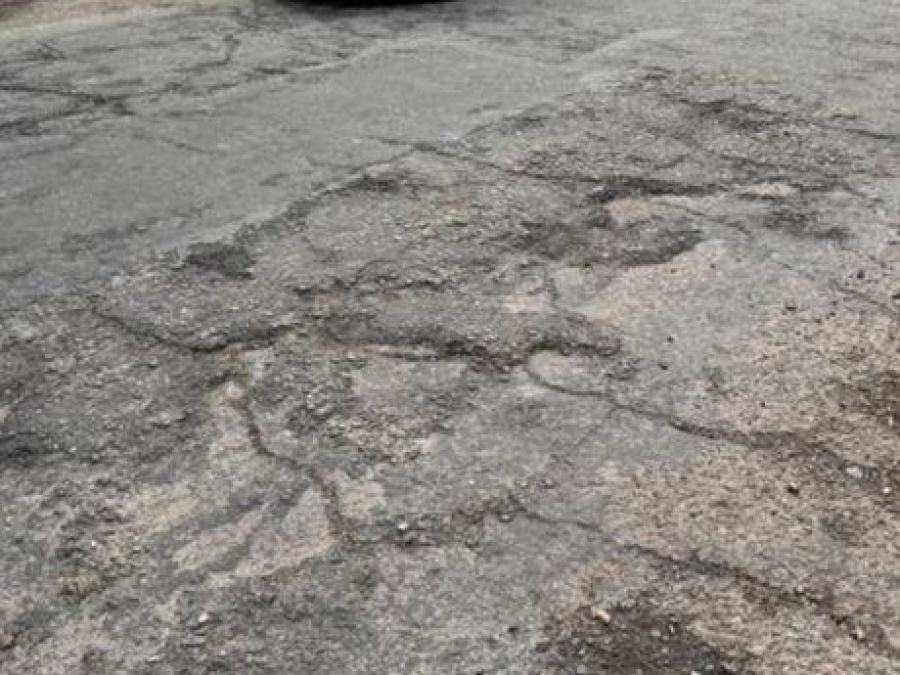 Vecinos de Camino Rivadavia denuncian problemas por el estado del asfalto en las calles 121 y 122