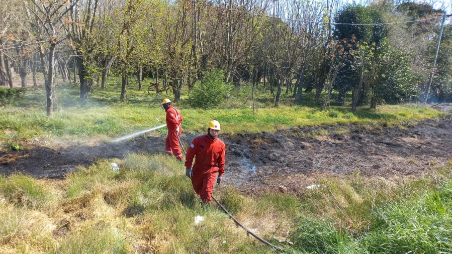 Susto en El Peligro por un incendio forestal en la cercanía de un colegio