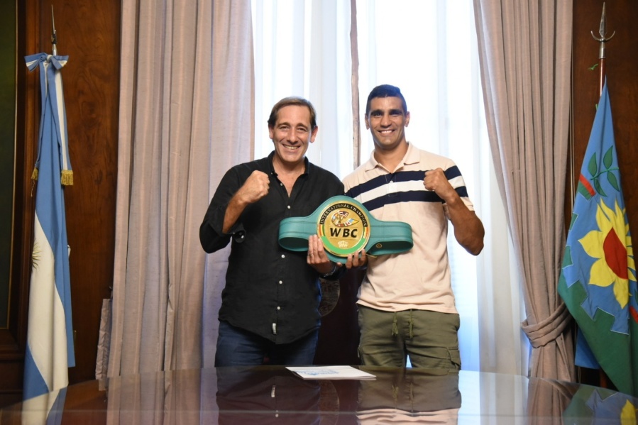 Garro recibió al platense campeón del mundial de Boxeo, Ezequiel Maderna: “Es un ejemplo del talento platense”