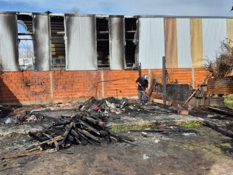 El fuego les quitó todo, pero no la esperanza: una familia de Lisandro Olmos lo perdió todo en un incendio y pide ayuda