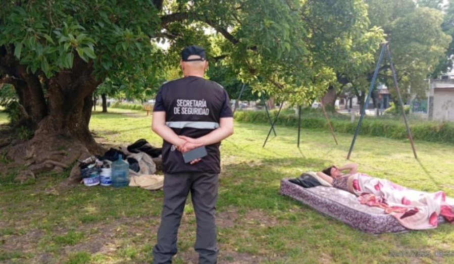 Insólito hecho en plena vía pública: Tres personas fueron encontradas intimando en La Plata