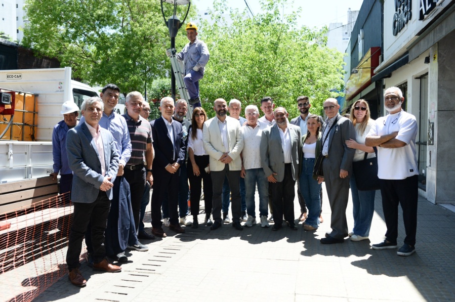 Alak puso en marcha la mejora del centro comercial de calle 12: renovación de baldosas, bacheo y nuevo estacionamiento