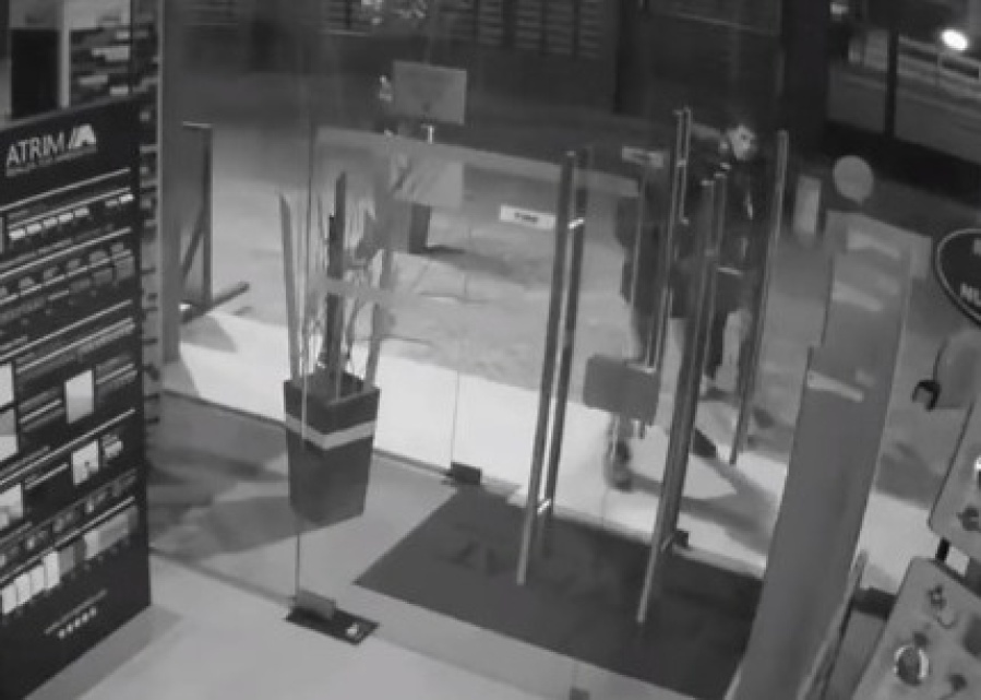 Tres delincuentes ingresaron a las patadas a un local de La Plata: “Es increíble”