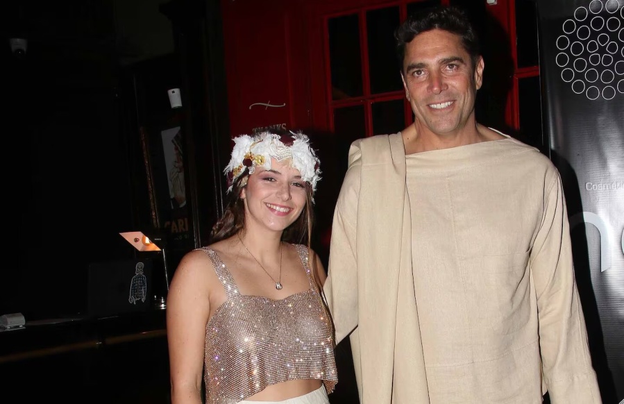 Matías Ale y su novia festejaron su compromiso con anillos de madera, looks ”raros” y presencias de lujo