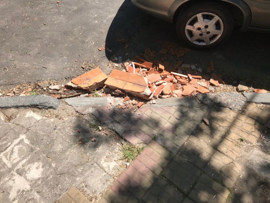 Vecinos de 3 y 63 reclaman por el mal estado de las veredas