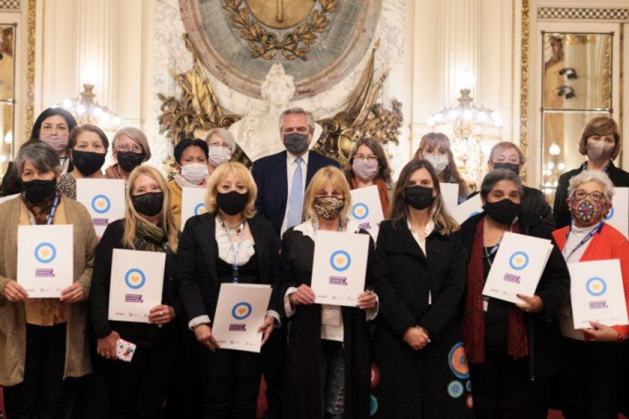 El Presidente recibió a las primeras jubiladas: “Es un reconocimiento que el Estado les debía por sus tareas de cuidado”