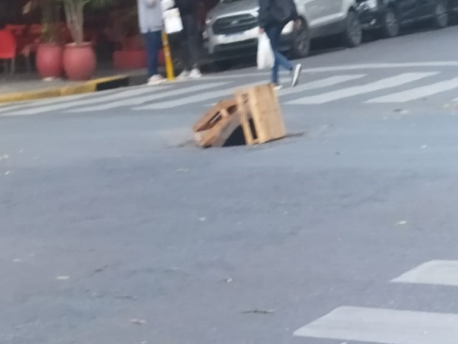 En pleno centro platense se dificulta el tránsito por una tapa de alcantarilla rota