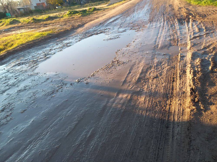 Cansados del barro, vecinos reclaman mejoras en la esquina de 138 y diagonal 430