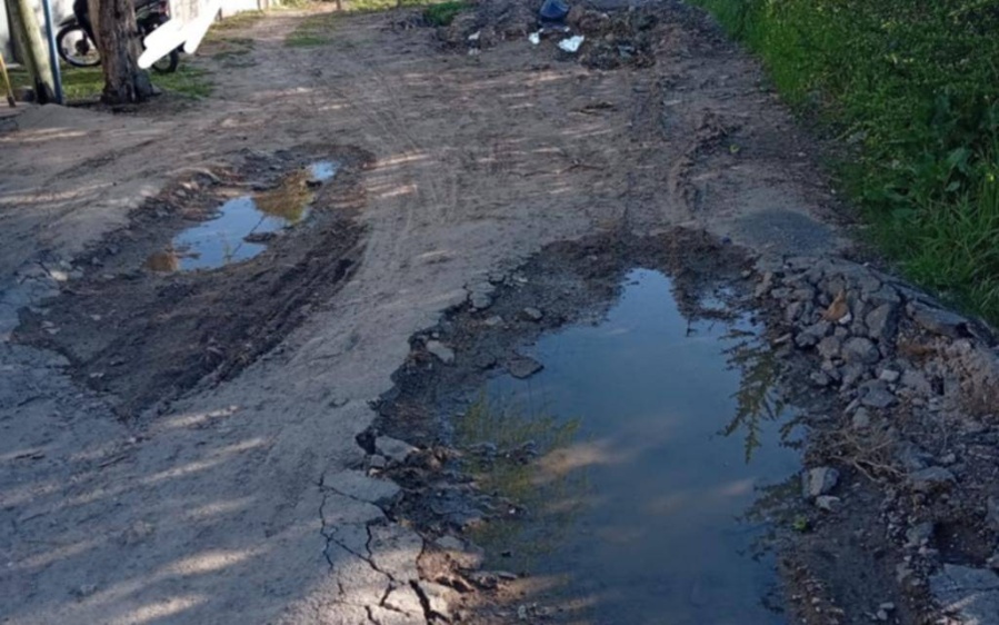 Vecinos denuncian unos peligrosos cráteres en calle 97 entre 115 y 116 y exigen la reparación