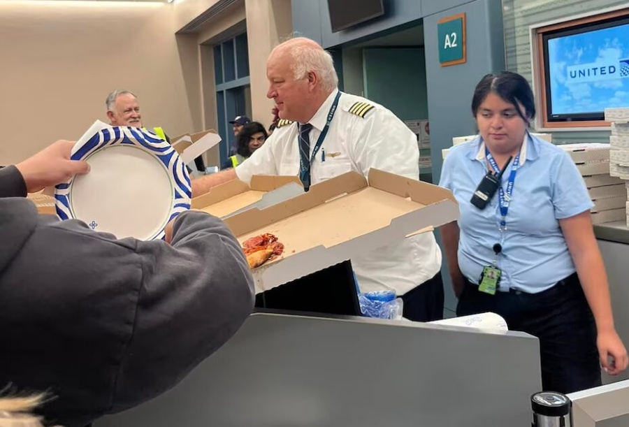 Se atrasó un vuelo, el piloto se la jugó y compró pizzas para los 155 pasajeros: las sirvió él mismo