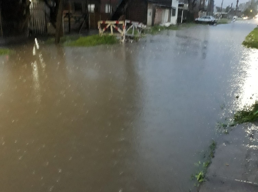 Piden ”por favor” que arreglen los desagües en una calle de Villa Elvira