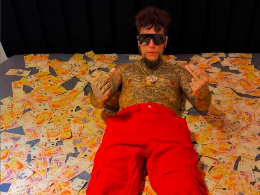Alex Caniggia se mostró con billetes de mil pesos y sus seguidores se decepcionaron: ”Ahí tiene para dos kilos de helado”