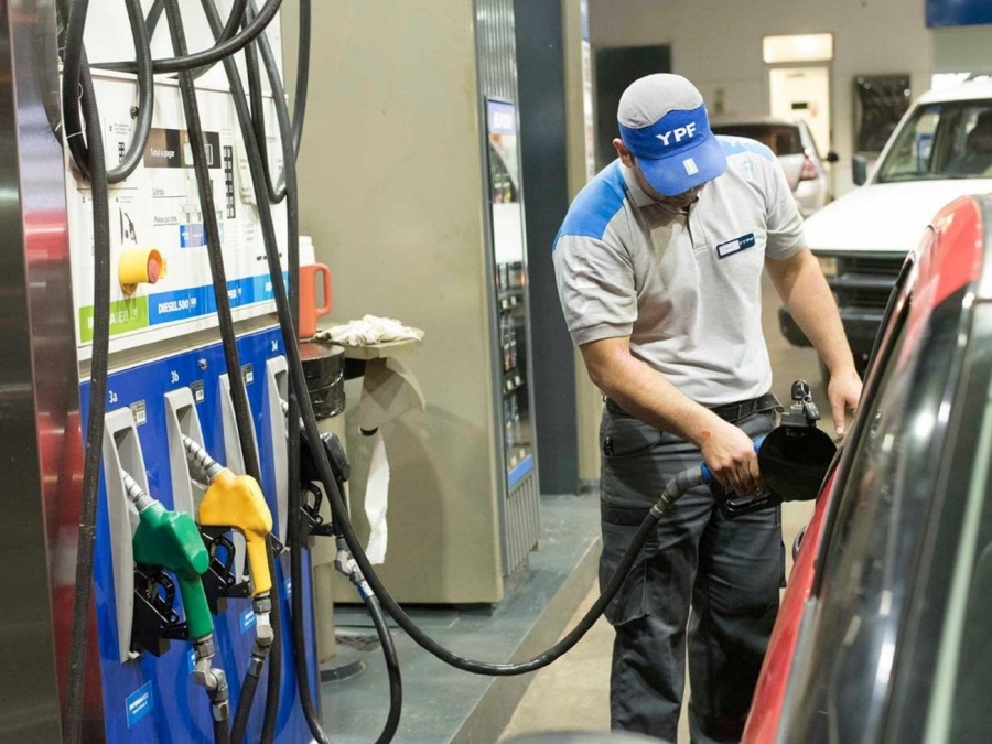 Argentina tiene una de las naftas mas caras de la región y los impuestos son el principal motivo
