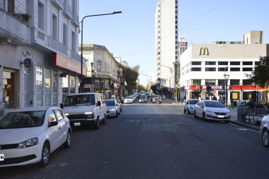 Robaron unos auriculares en pleno centro platense y quedaron detenidos