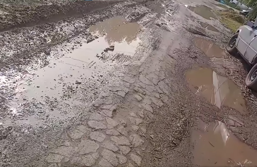 Reclaman la reparación de una calle de Melchor Romero: ”Caen tres gotas y vivimos inundados”