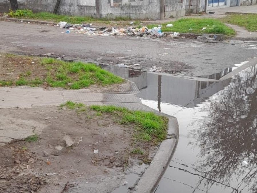 En El Dique la basura tapó las bocas de tormenta y reclaman por una solución