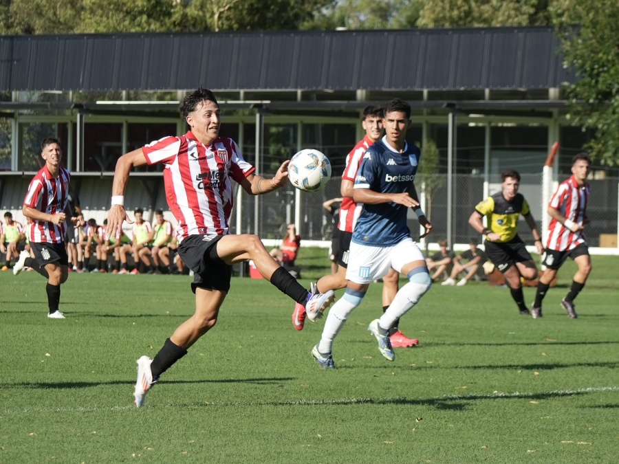 A paso firme: Con jugadores del plantel superior presentes, la Reserva derrotó a Racing y mantiene su invicto