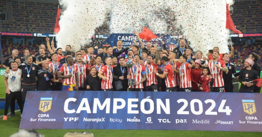 La emoción del futbolista de Estudiantes que fue homenajeado en su pueblo: ”Esto es...” 