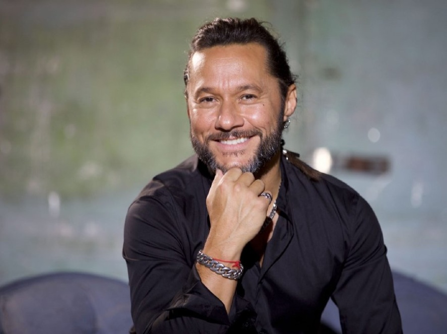 Diego Torres y Martina Díaz afianzan su amor con una postal romántica en la playa