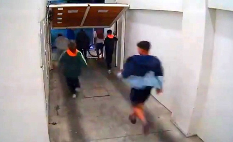 Así fue el fugaz ataque en manada de una banda de rompeportones en el centro de La Plata