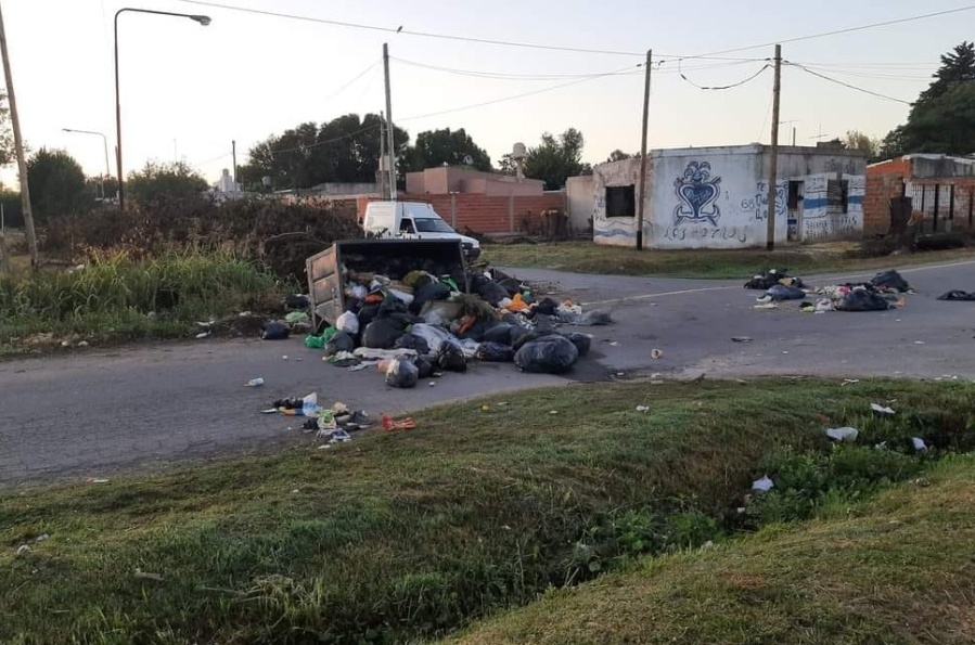 El basurero es la calle: vecinos de Los Hornos reclaman la falta de limpieza